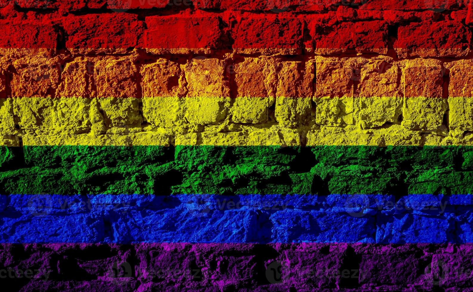 Flagge von das lgbt Gemeinschaft auf das Hintergrund von ein Stein Mauer. Regenbogen Symbol von Fröhlich Kultur. Konzept Collage. Illustration Symbol von Stolz. foto