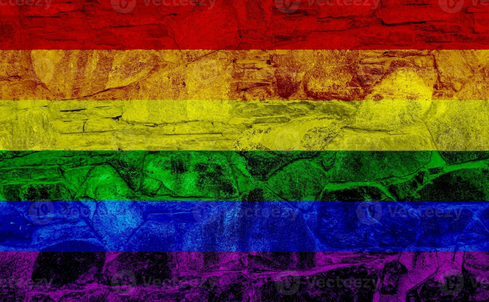 Flagge von das lgbt Gemeinschaft auf das Hintergrund von ein Stein Mauer. Regenbogen Symbol von Fröhlich Kultur. Konzept Collage. Illustration Symbol von Stolz. foto