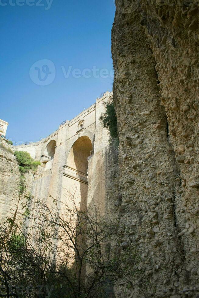 ein Aussicht von unterhalb das alt Brücke Kreuzung beim Ronda foto