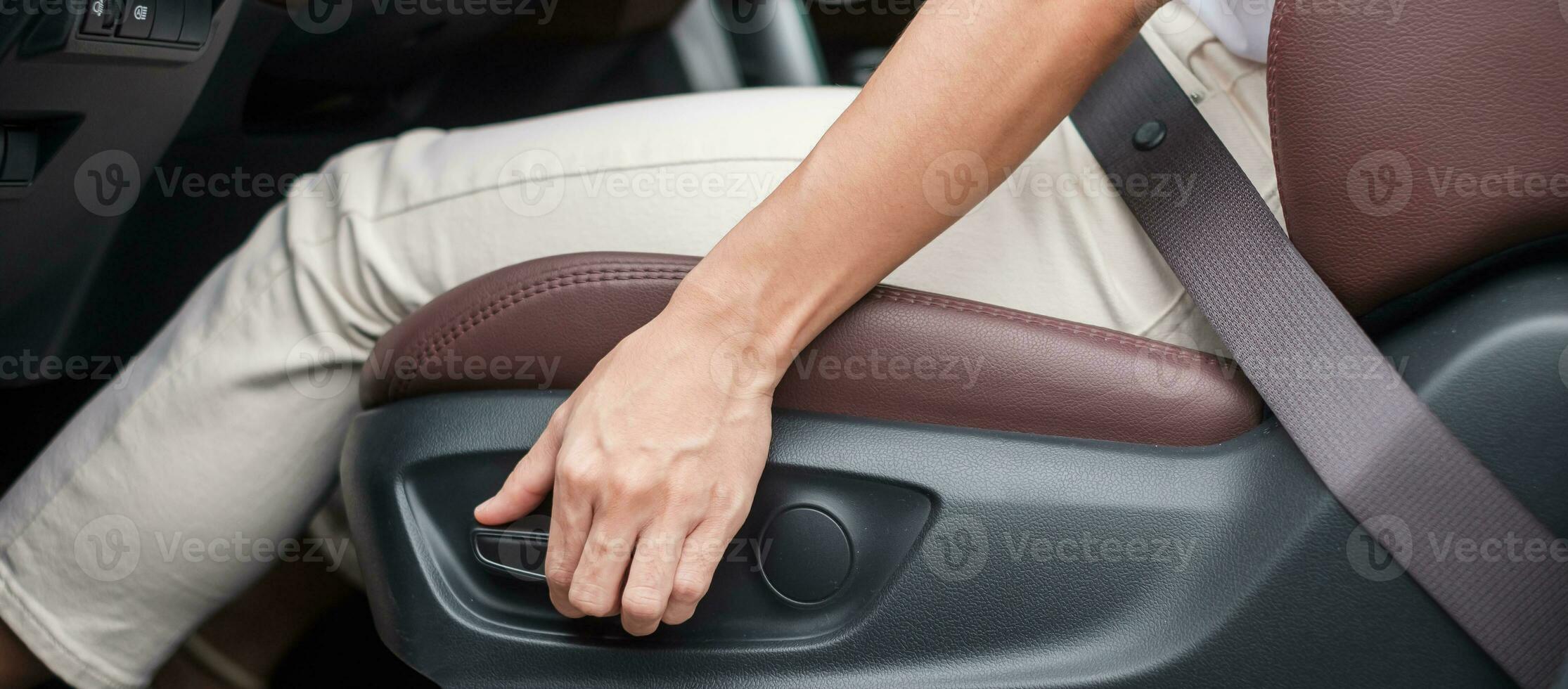 Stellen Sie den Autositz von Hand ein, bevor Sie auf der Straße fahren. ergonomisches und sicheres transportkonzept foto