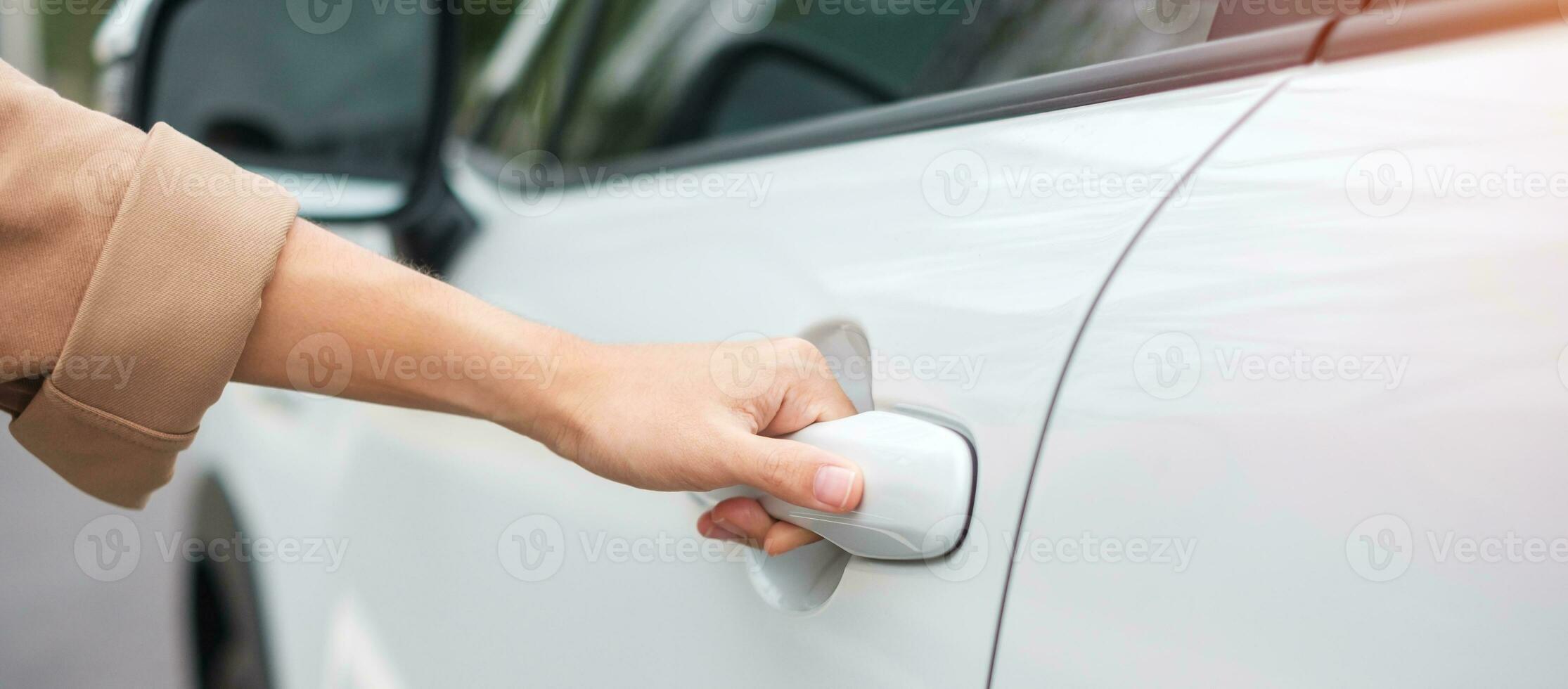 Hand, Die Autoinnentürgriff, Öffnende Autotür Zieht. Nahaufnahme