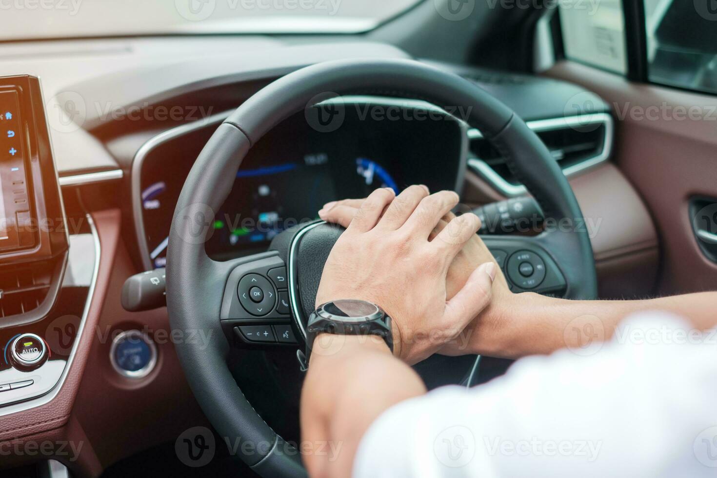 Mann, der während der Fahrt Hupe drückt, sitzt in einem Auto mit  Lenkradpresse, hupt, um andere Leute zu warnen 17400992 Stock-Photo bei  Vecteezy