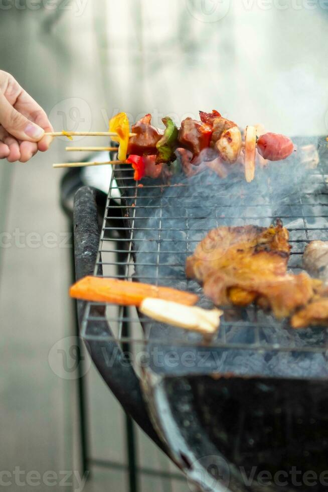 leckeres gegrilltes fleisch mit rauch, grill mit gemüse im freien. grill-, party-, lifestyle- und picknickkonzept foto