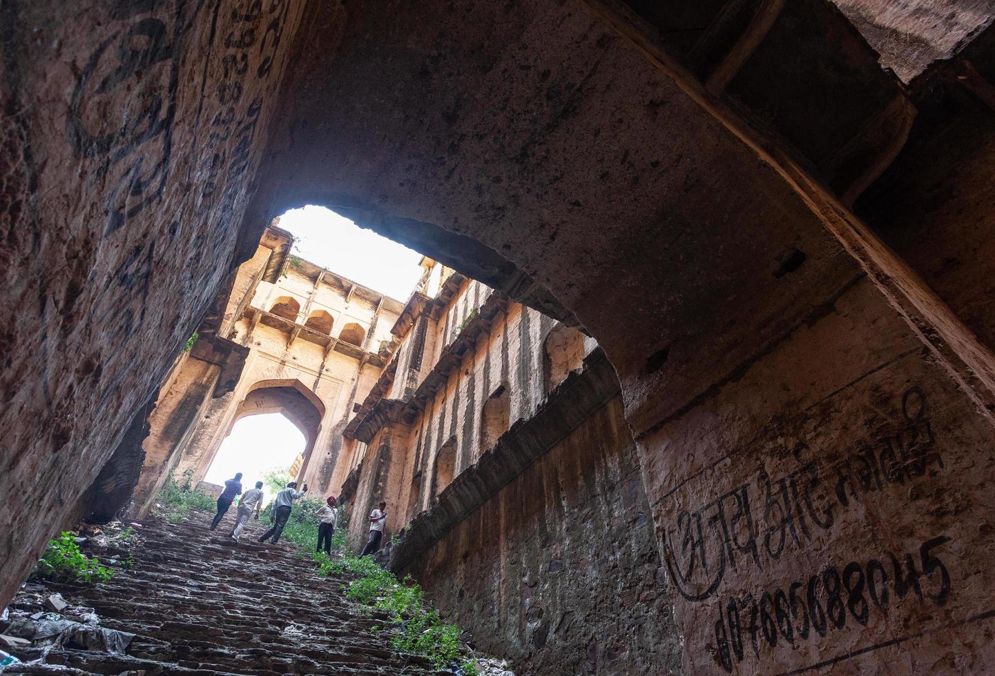 Schritt gut in Bawdi, in der Nähe von Neemrana Fort, Rajasthan, Indien foto