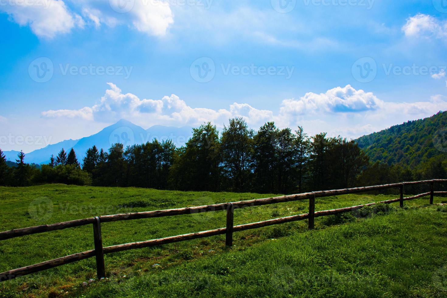 Holzzaun und Berge foto