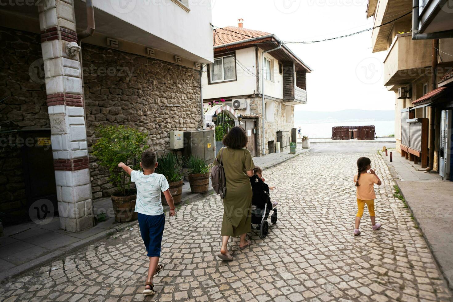 Touristen Familie Besuch alt Stadt, Dorf von Nessebar, Bulgarien. foto