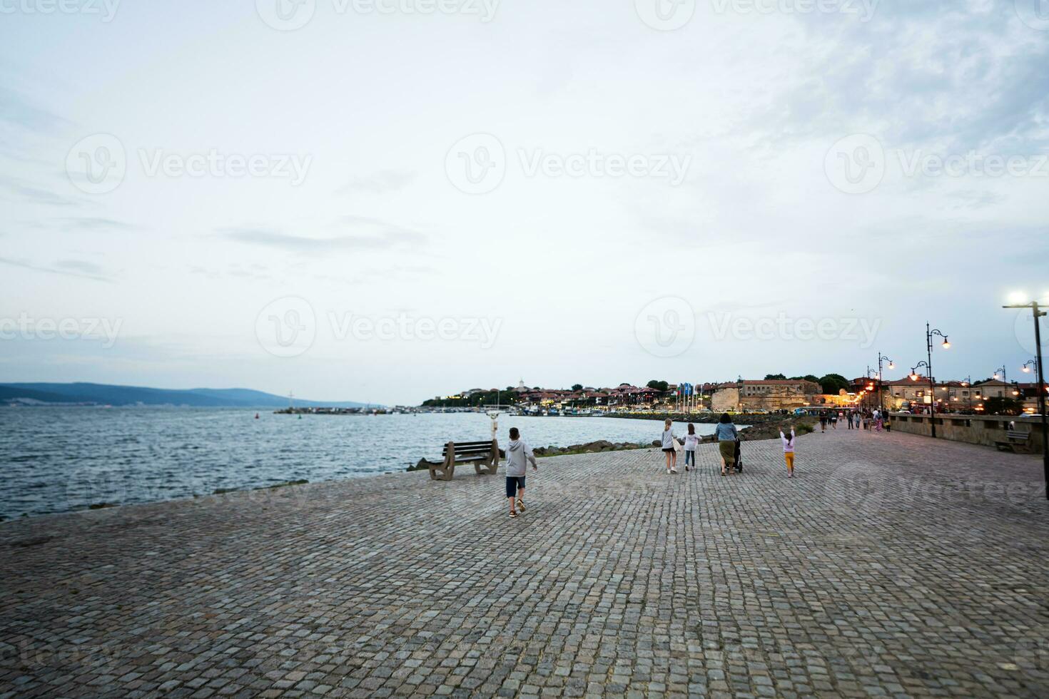 Menschen auf das Promenade im Nessebar, Bulgarien. foto