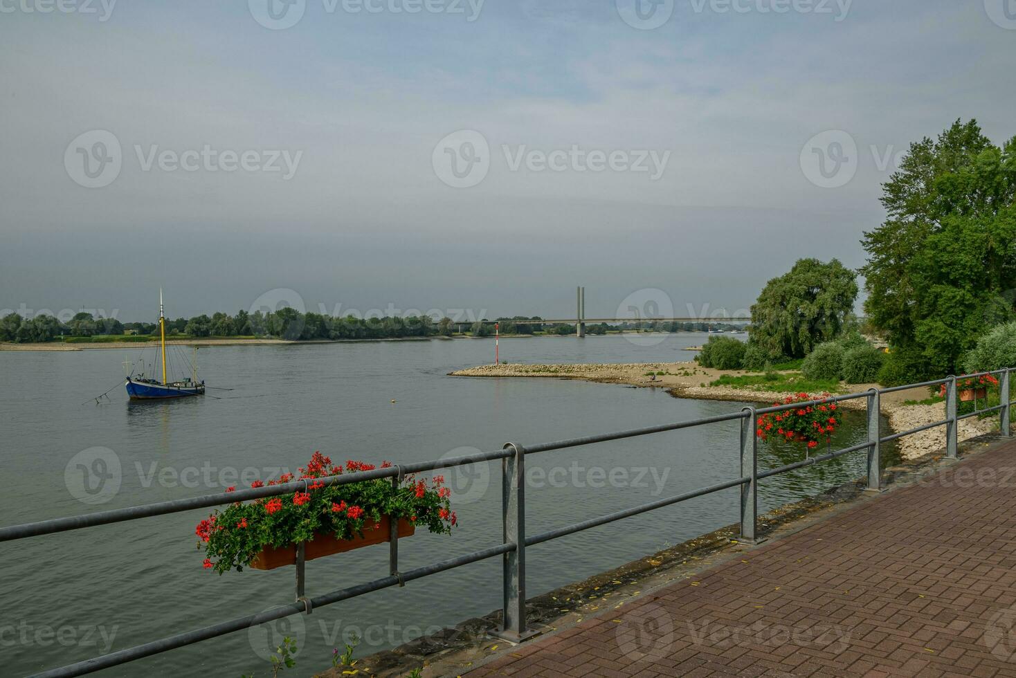 drücken Stadt beim das Rhein Fluss foto