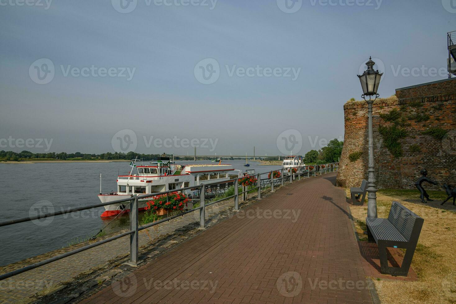 drücken Stadt beim das Rhein Fluss foto