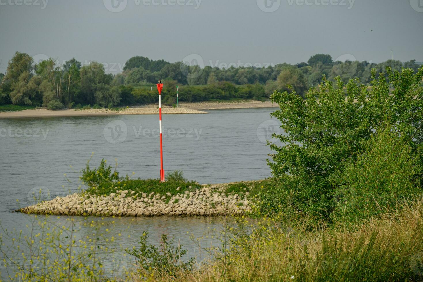 drücken Stadt beim das Rhein Fluss foto