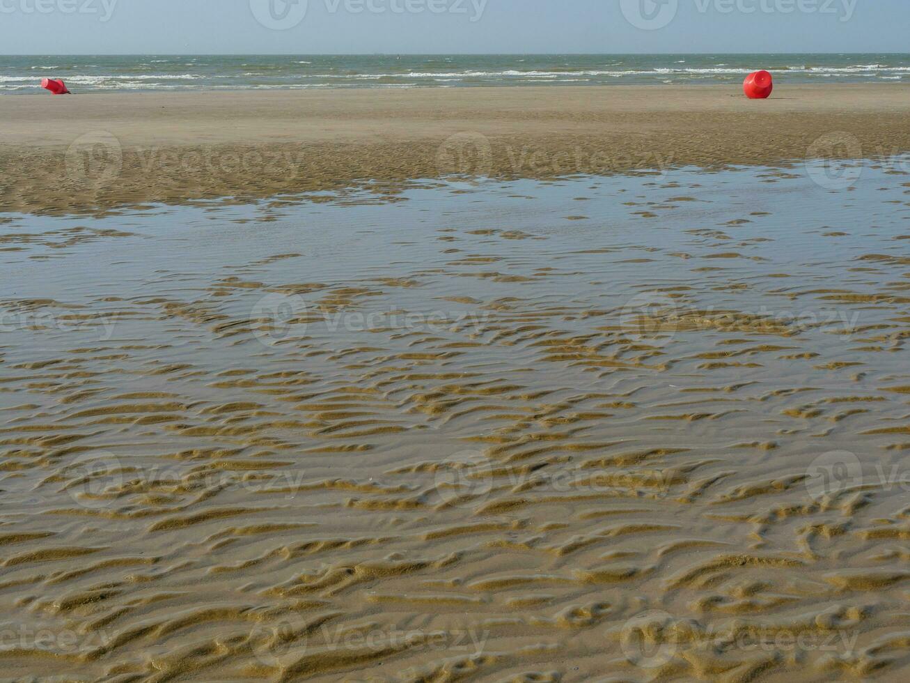 das Strand von de haan beim das Norden Meer foto