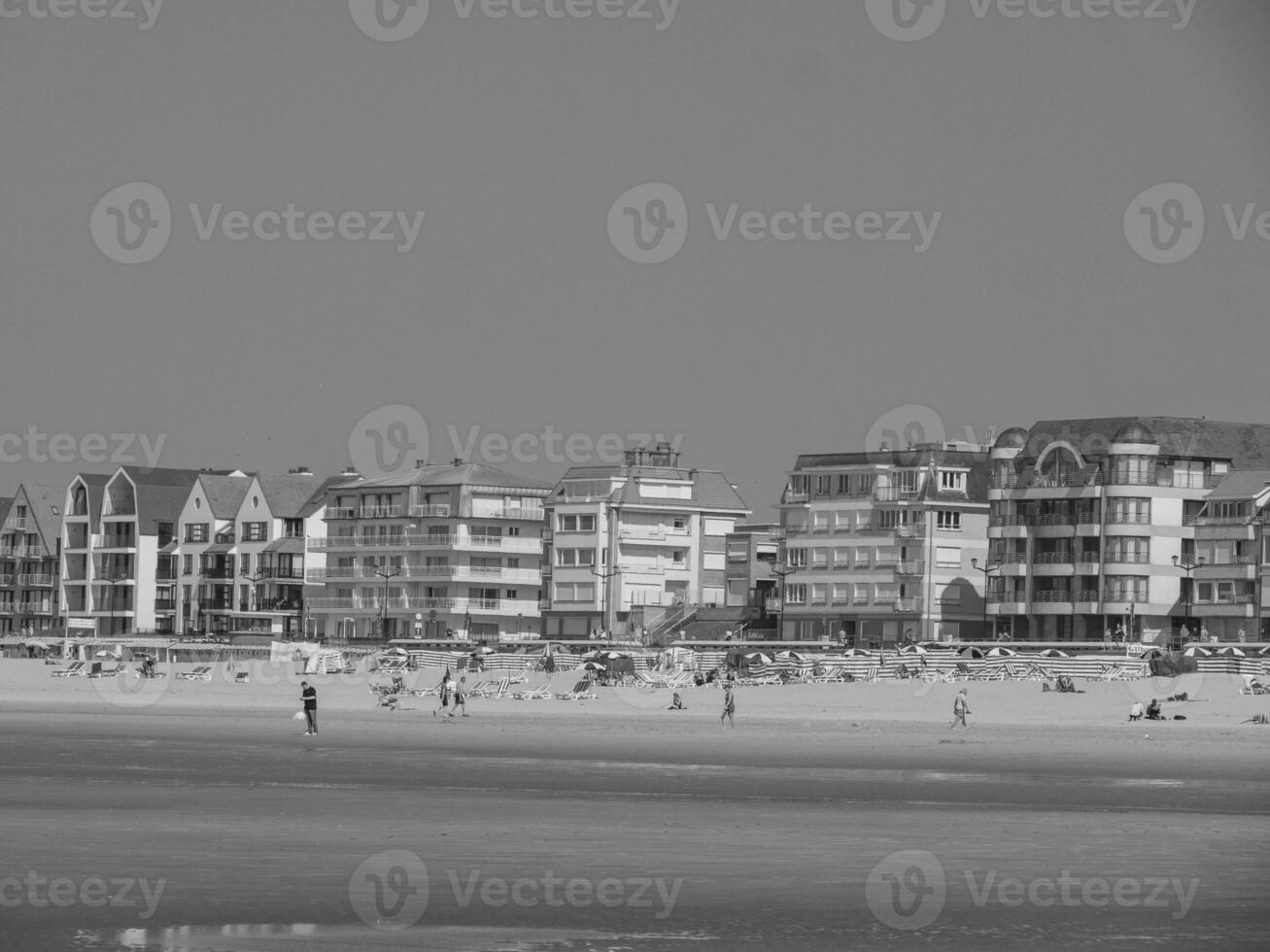 das Strand von de haan im Belgien foto