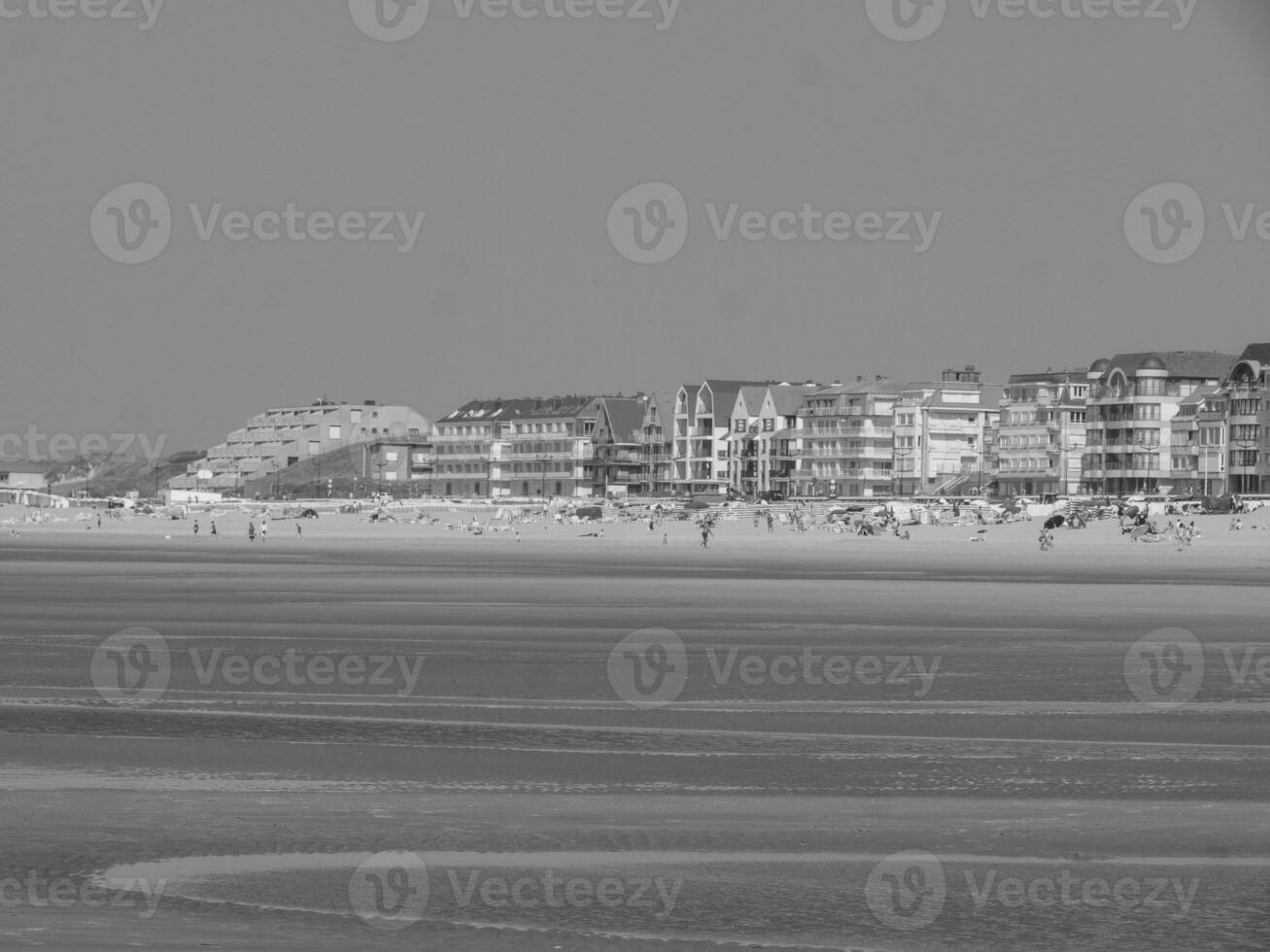 das Strand von de haan im Belgien foto