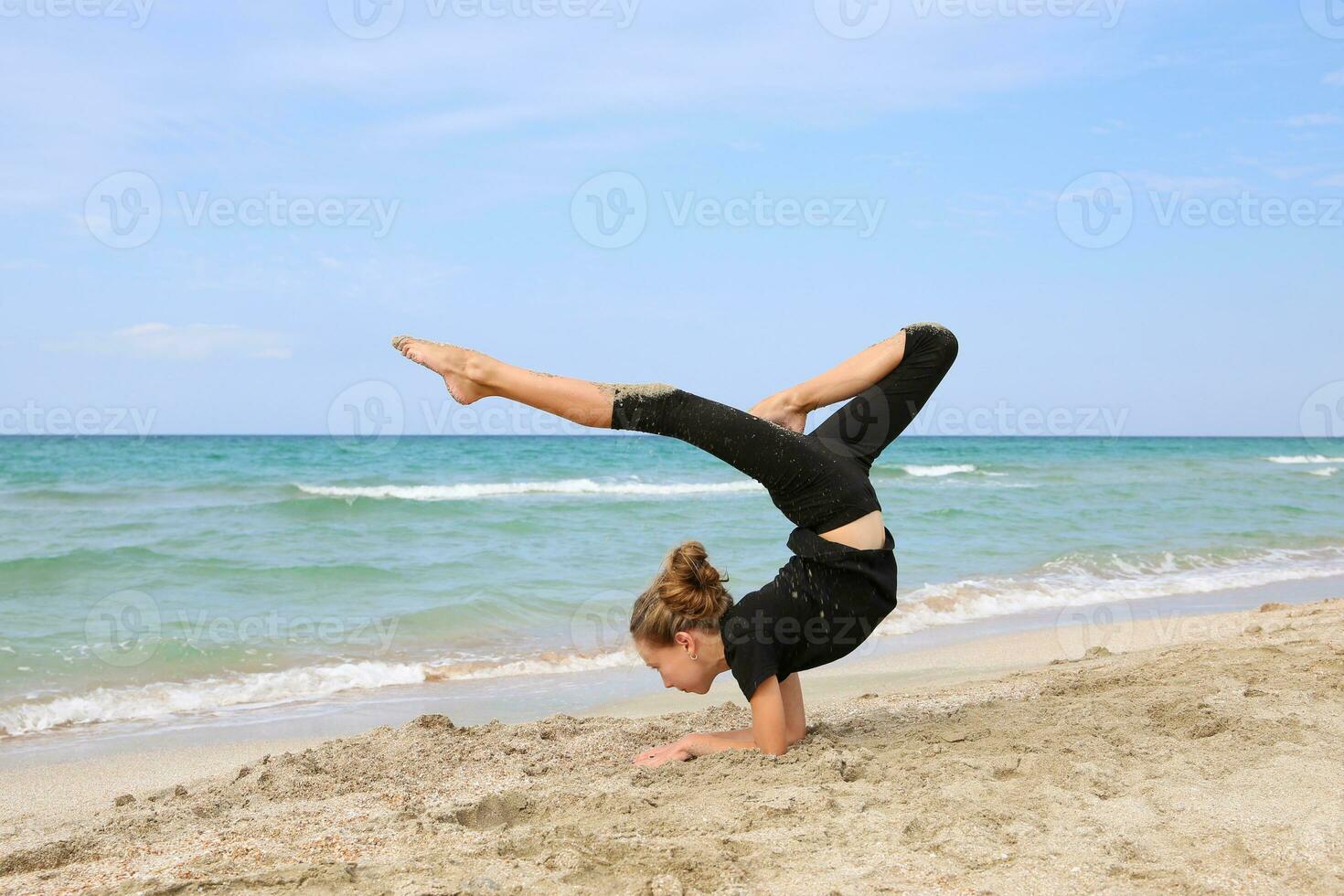 Mädchen tun Sport Übungen auf das Strand. foto