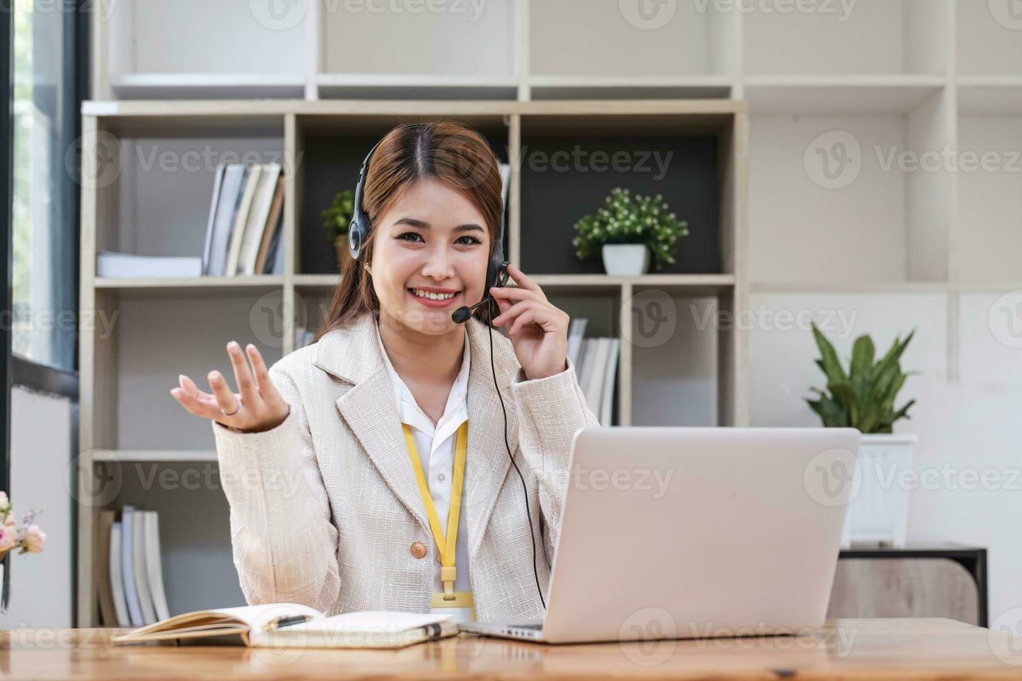 asiatisch Anruf Center mit Headset und Mikrofon Arbeiten auf ihr Laptop. weiblich Operator zur Verfügung stellen außergewöhnlich Kunde Service. unterstützend Anruf Center Agent Portion Kunde auf Anfrage. begeistert foto