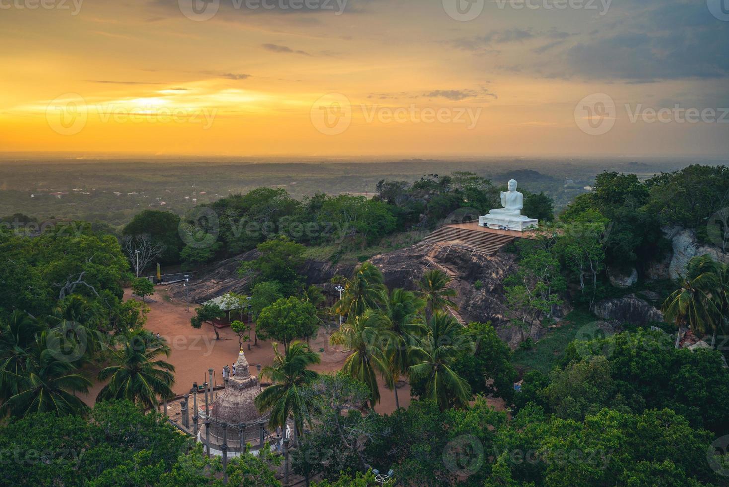 Mihintale in Anuradhapura Sri Lanka in der Abenddämmerung foto