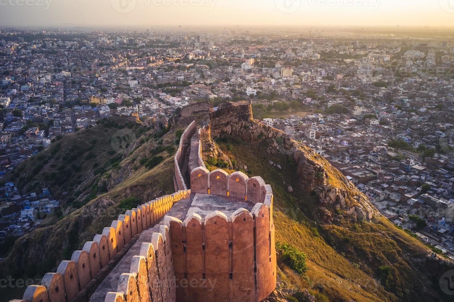 Luftaufnahme von Jaipur von Nahargarh Fort bei Sonnenuntergang foto