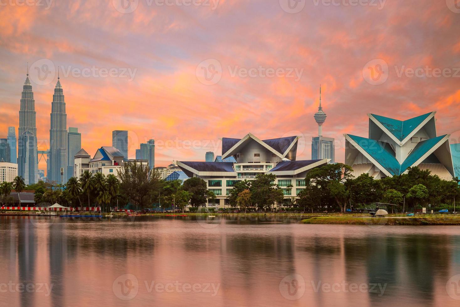 Skyline von Kuala Lumpur am See in der Abenddämmerung foto