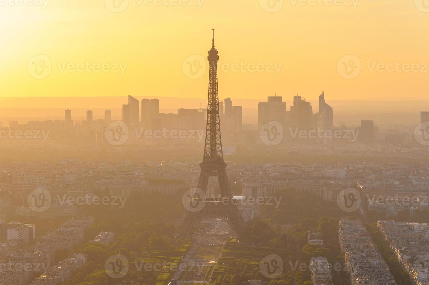 Stadtbild von Paris in der Abenddämmerung mit Eiffelturm foto