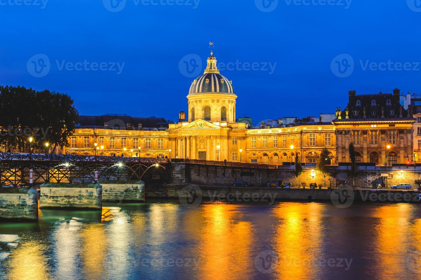 Nachtszene der nationalen Residenz der Invaliden und des Pont des Arts in Paris foto