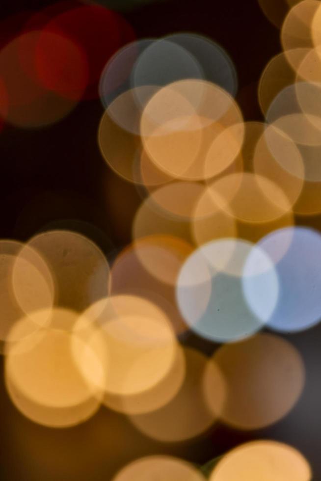abstraktes Glitzer-Bokeh von Autolichtern zu Aufruhr in der Nacht schön für den Hintergrund foto