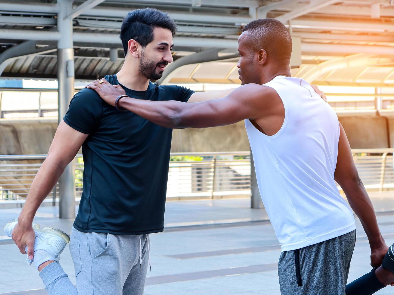 Zwei gutaussehende Männer in Sportbekleidung trainieren im Freien Trainingskonzepte für eine gute Gesundheit foto