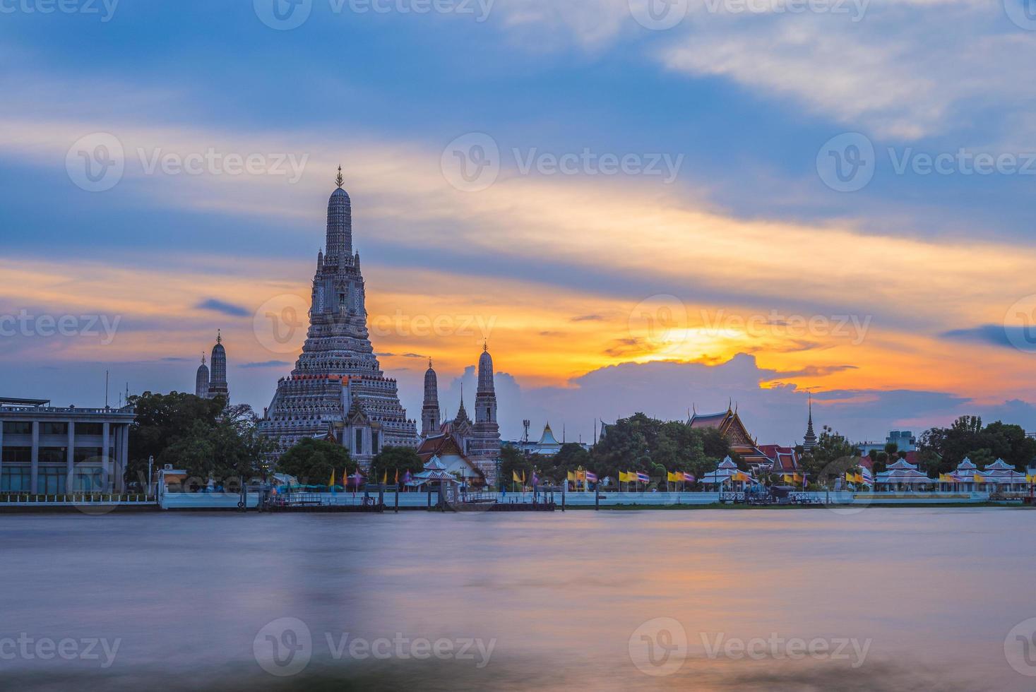 Wat Arun am Fluss Chao Phraya in Bangkok, Thailand foto