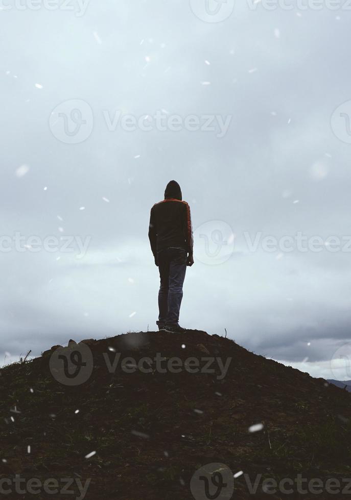 Mann Trekking in den Bergen in der Wintersaison foto