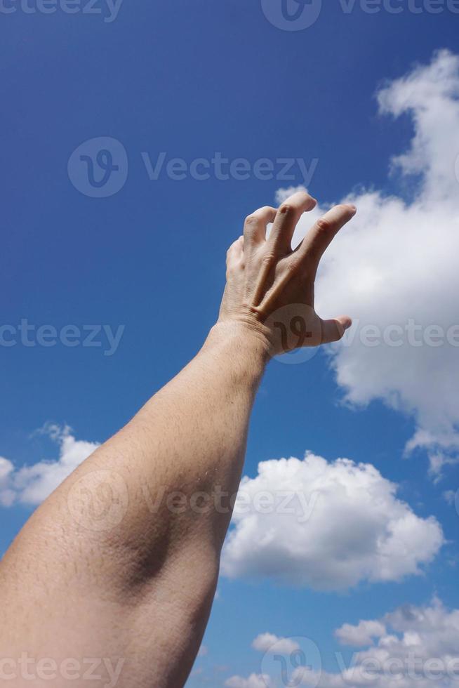 Hand gestikuliert in den Himmel foto