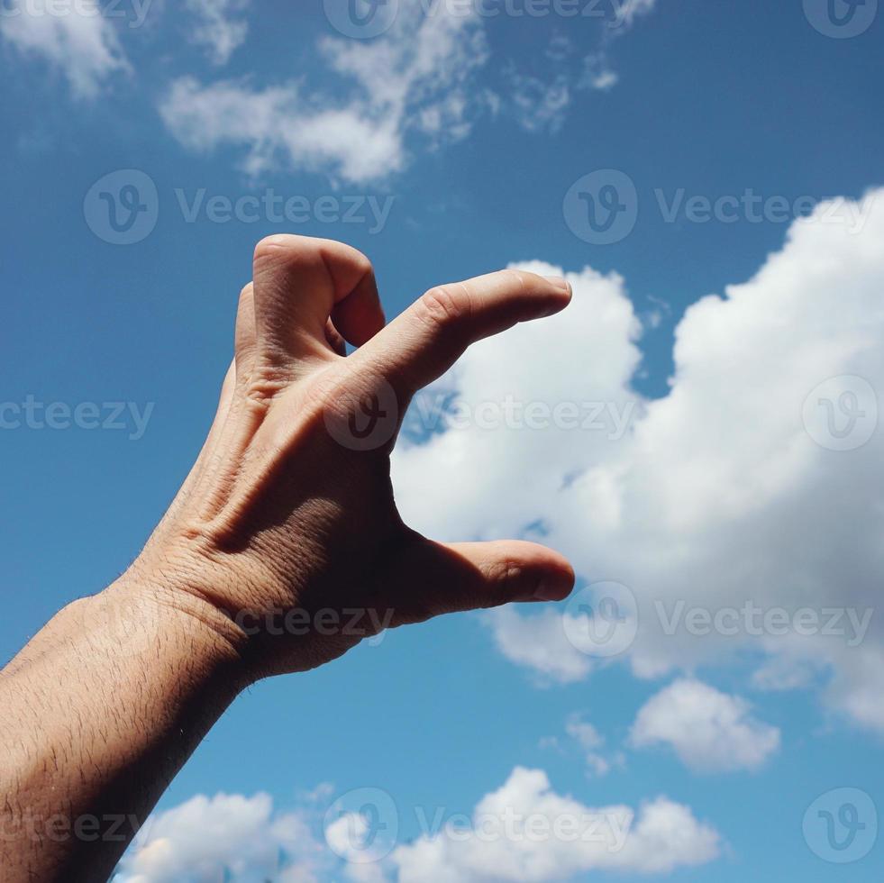 Hand gestikuliert in den Himmel foto