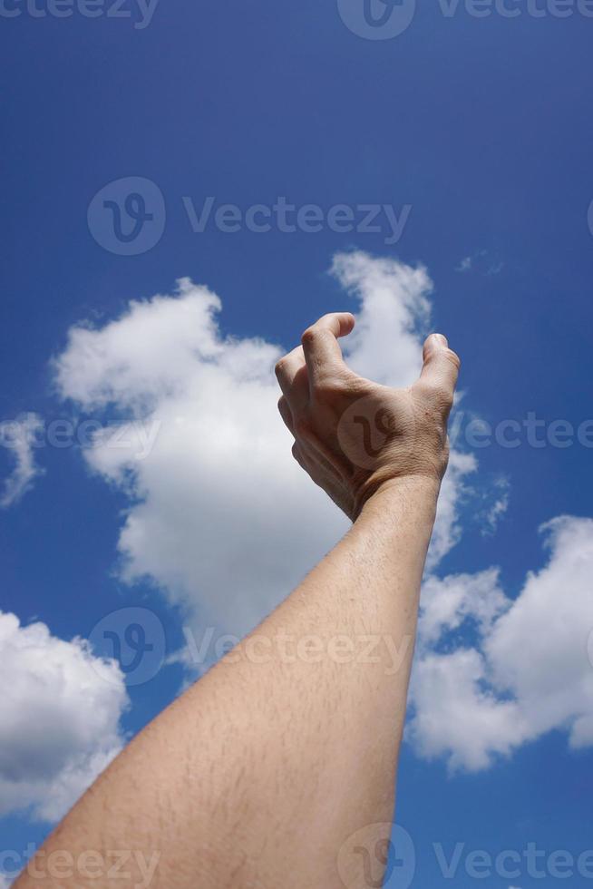 Hand gestikuliert in den Himmel foto