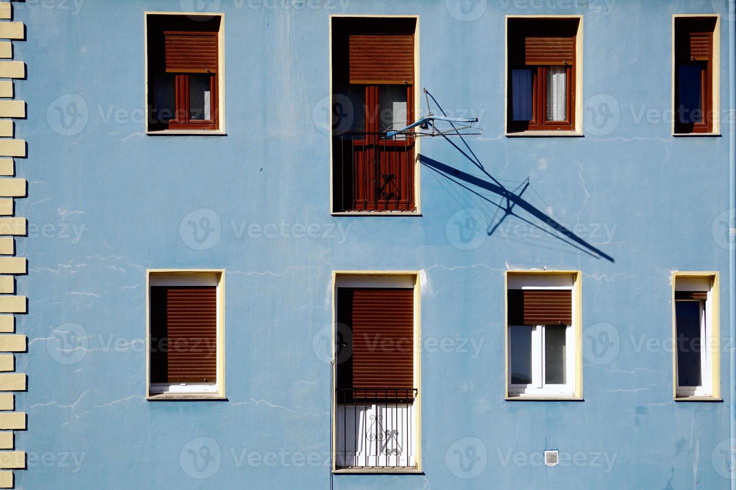 Fenster an der blauen Fassade des Hauses foto