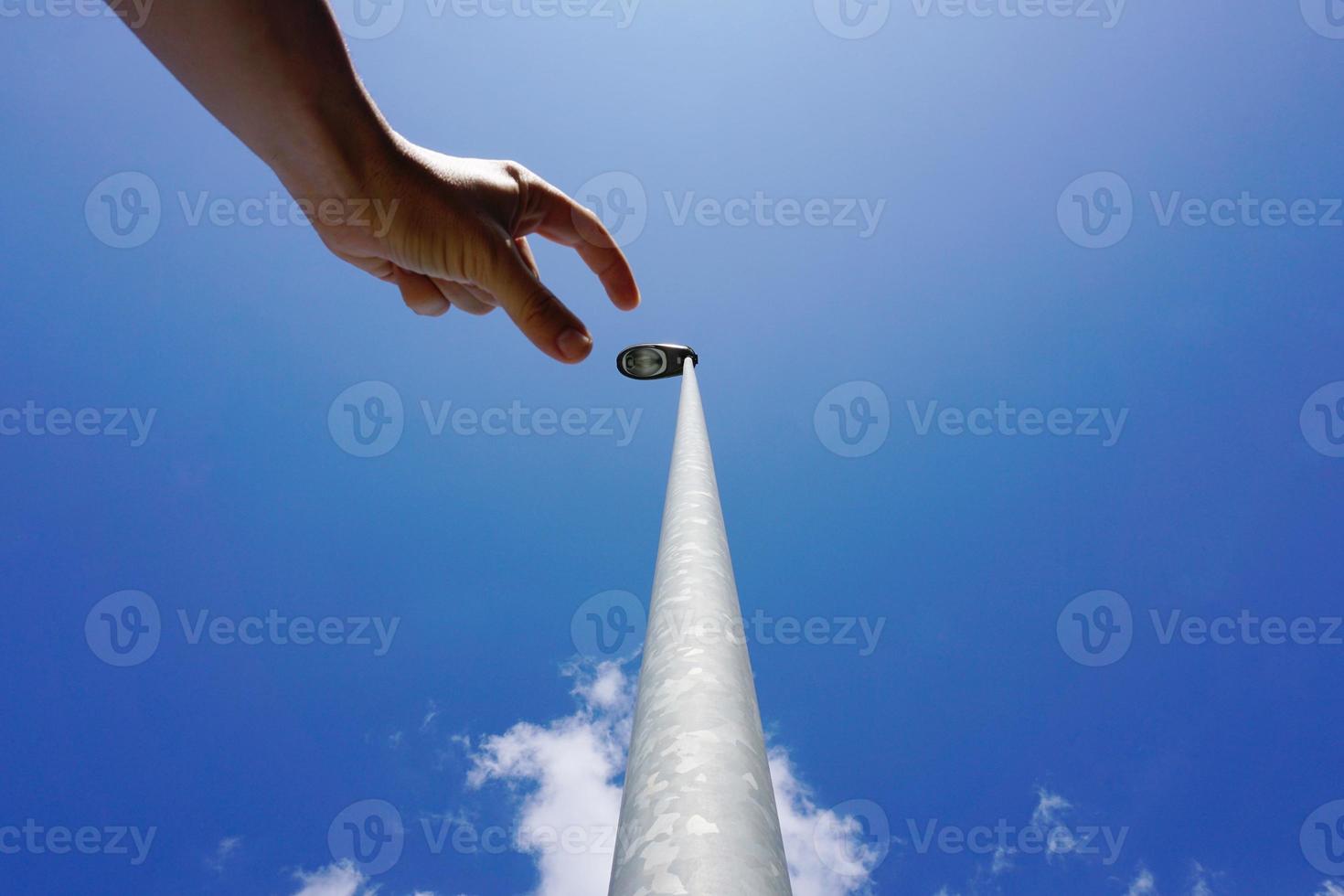 Hand gestikuliert in den Himmel foto