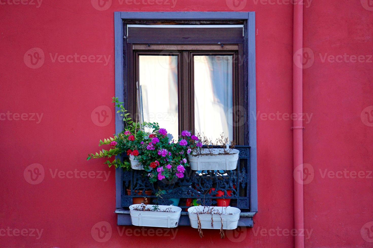 Fenster an der roten Fassade des Hauses foto