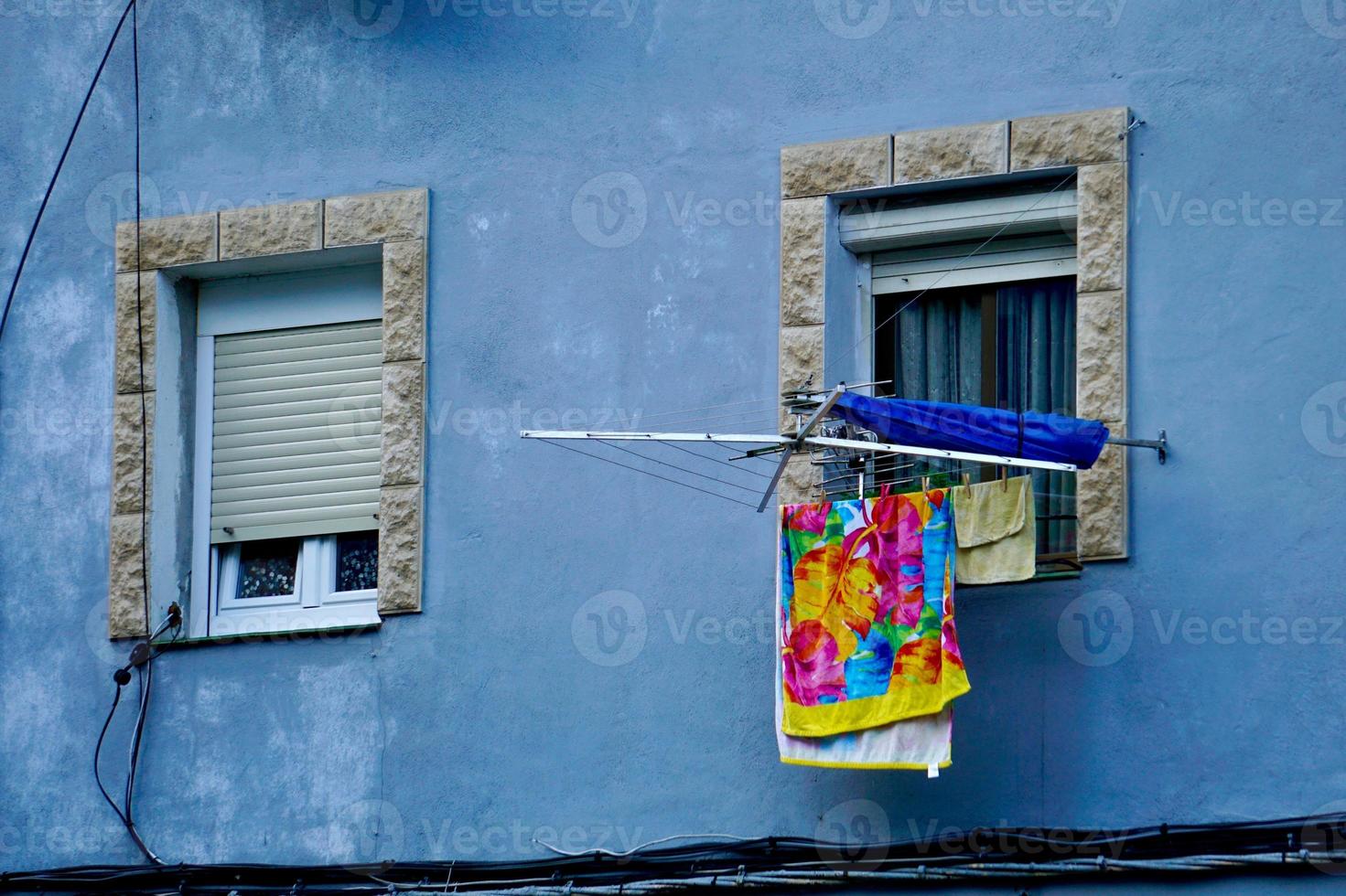 Fenster an der blauen Fassade des Hauses foto