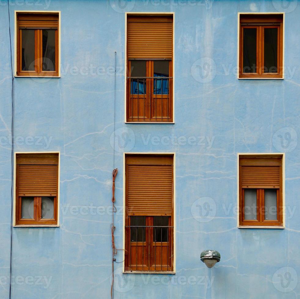 Fenster an der blauen Fassade des Hauses foto