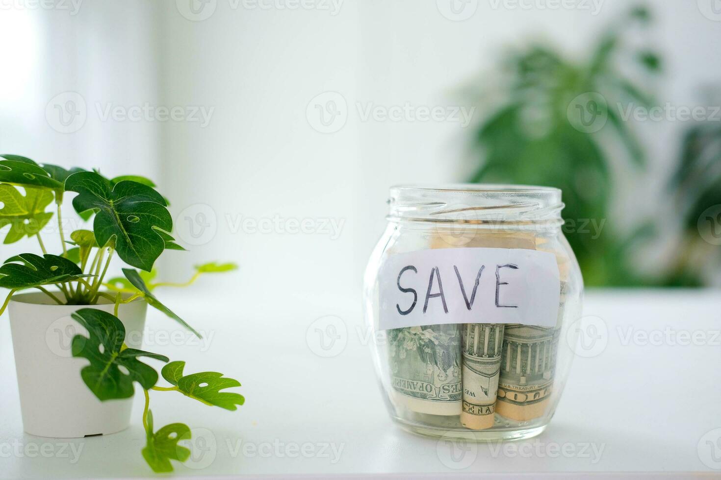 Glas Krug mit Dollar und Text speichern. Geld Speichern Konzept. Kredit. Kopieren Raum. foto