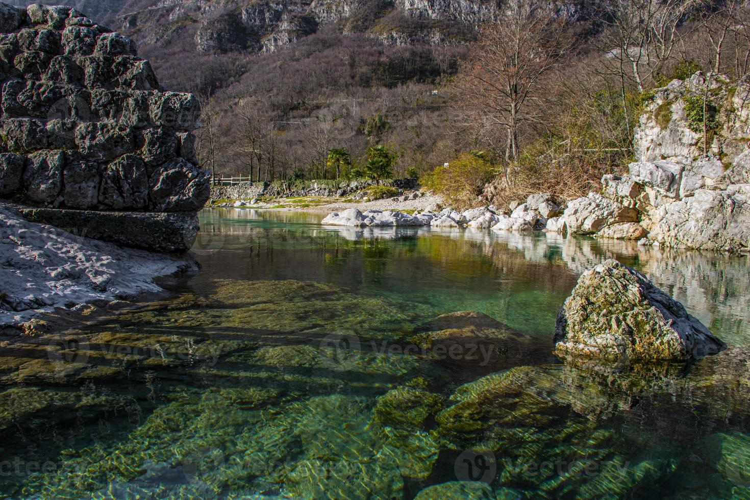 Gebirgsbach und Felsen foto