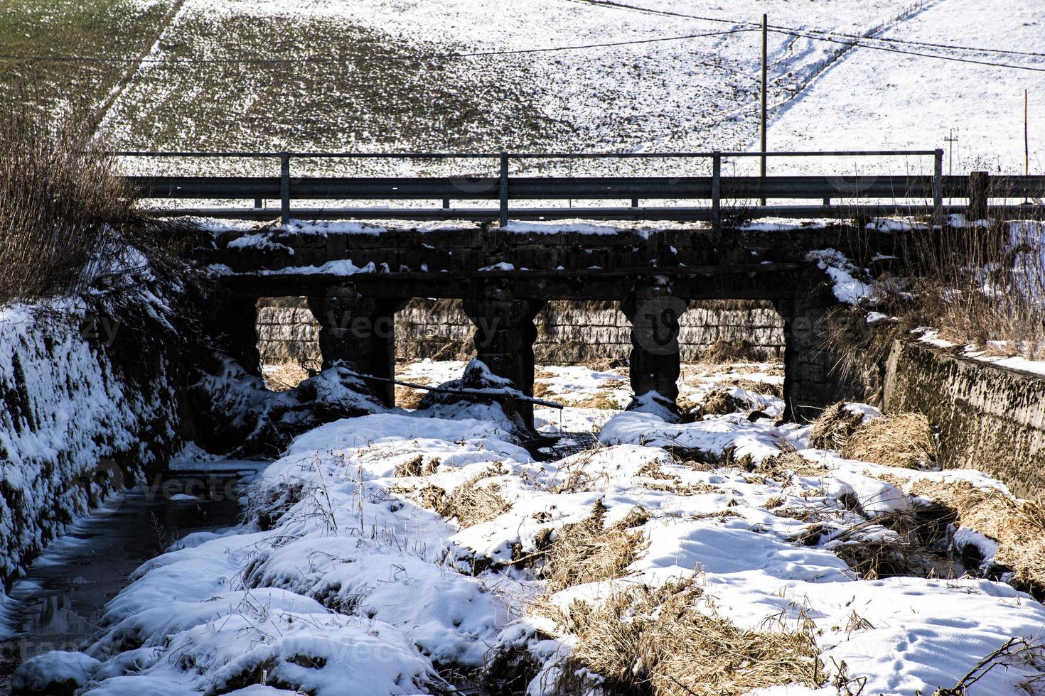 Brücke und Schnee foto