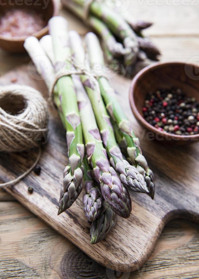 Bündel grüner Spargel foto