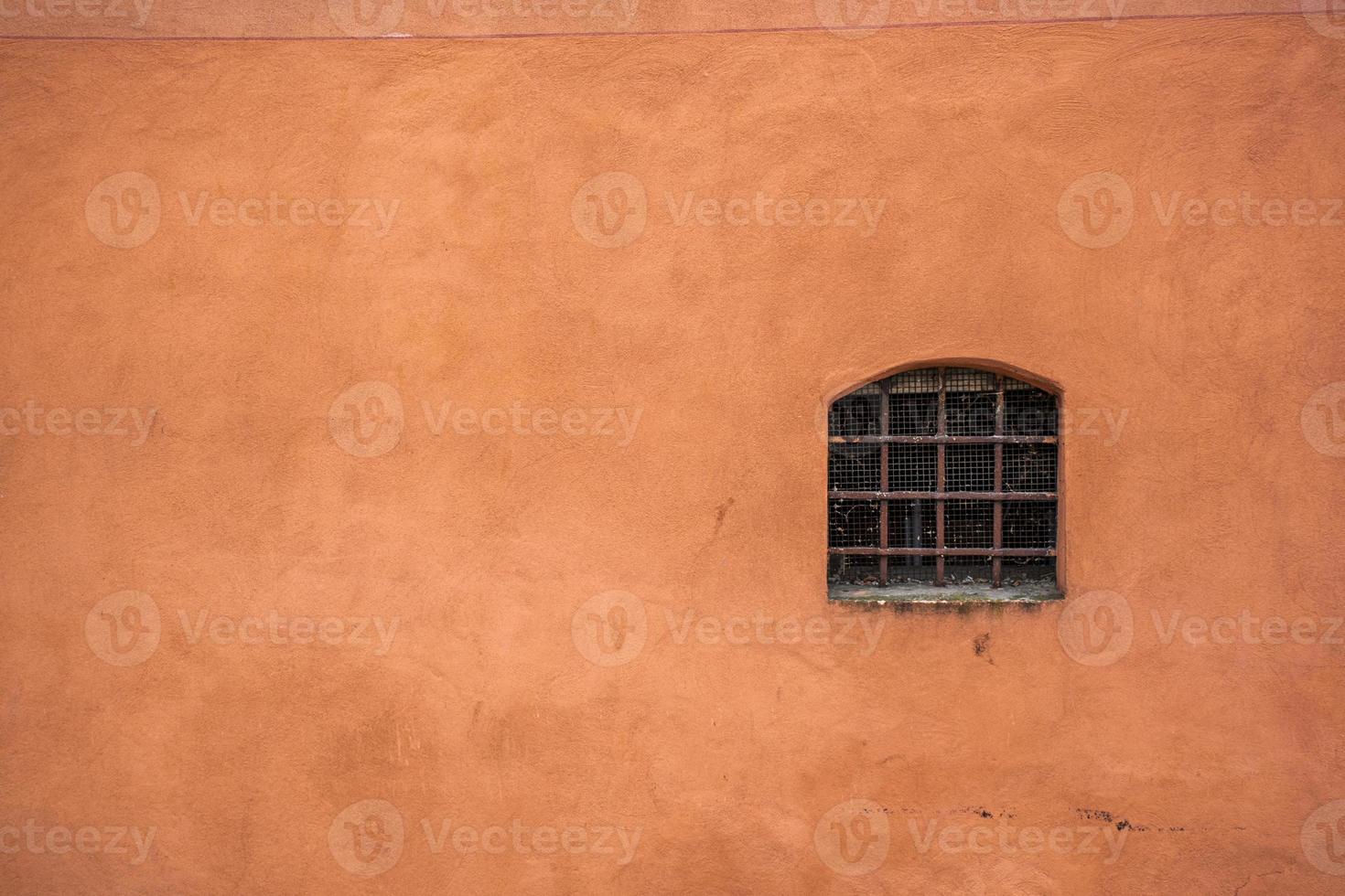 ockerfarbene Wand mit Fenster foto