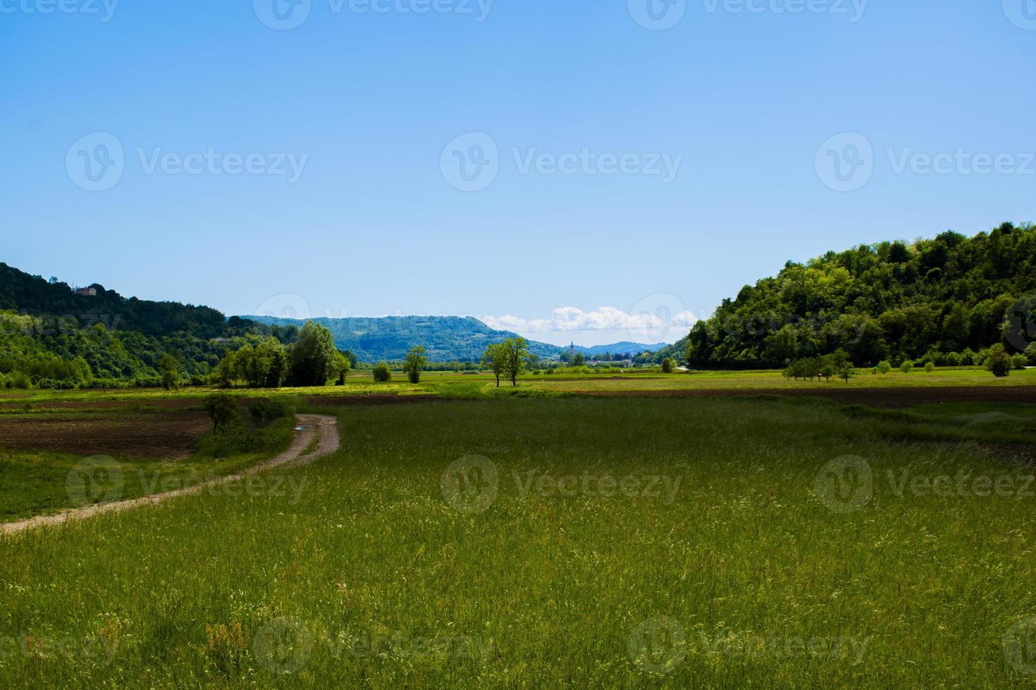grüne Wiese zwischen den Hügeln foto