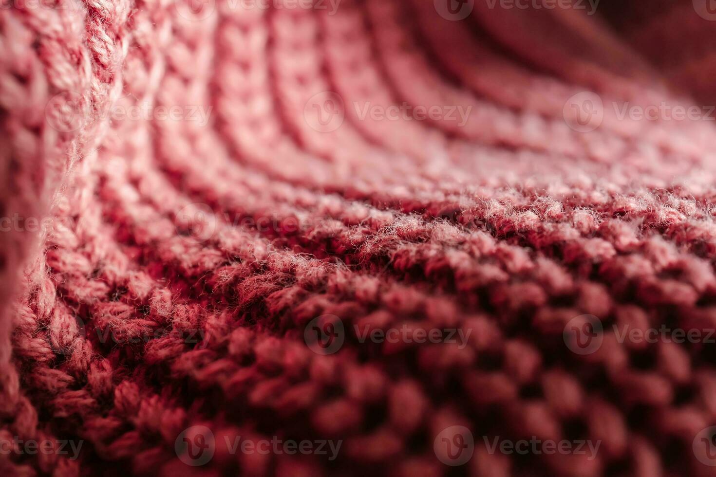 gestrickt Textur von ein Rosa Sweatshirt oder Schal Nahansicht. foto