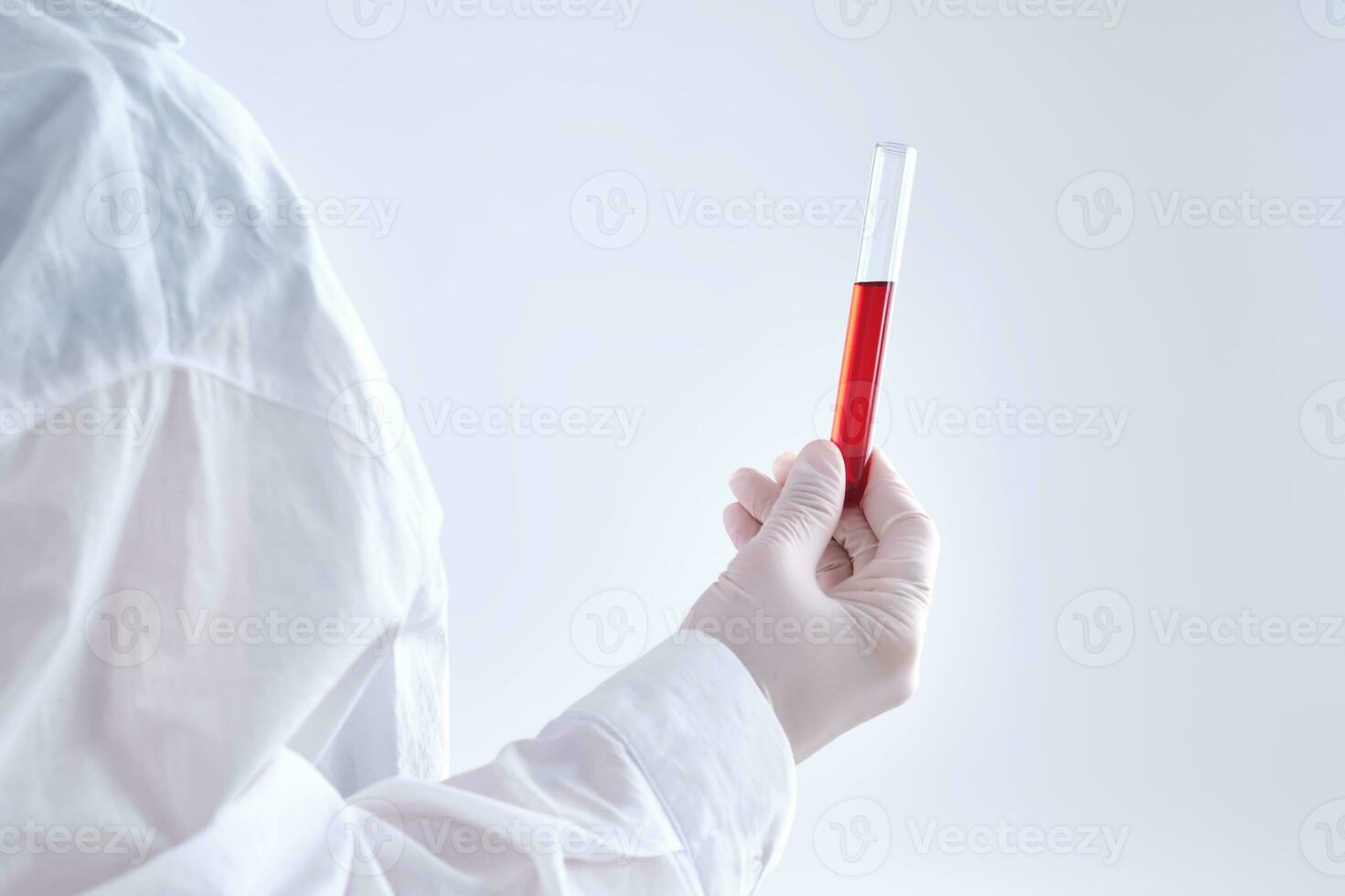 Prüfung Tube mit Blut im das Hand. foto