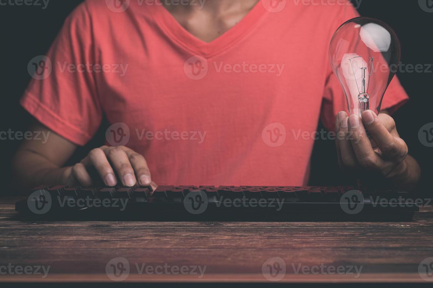 ein Mann mit einer Glühbirne foto