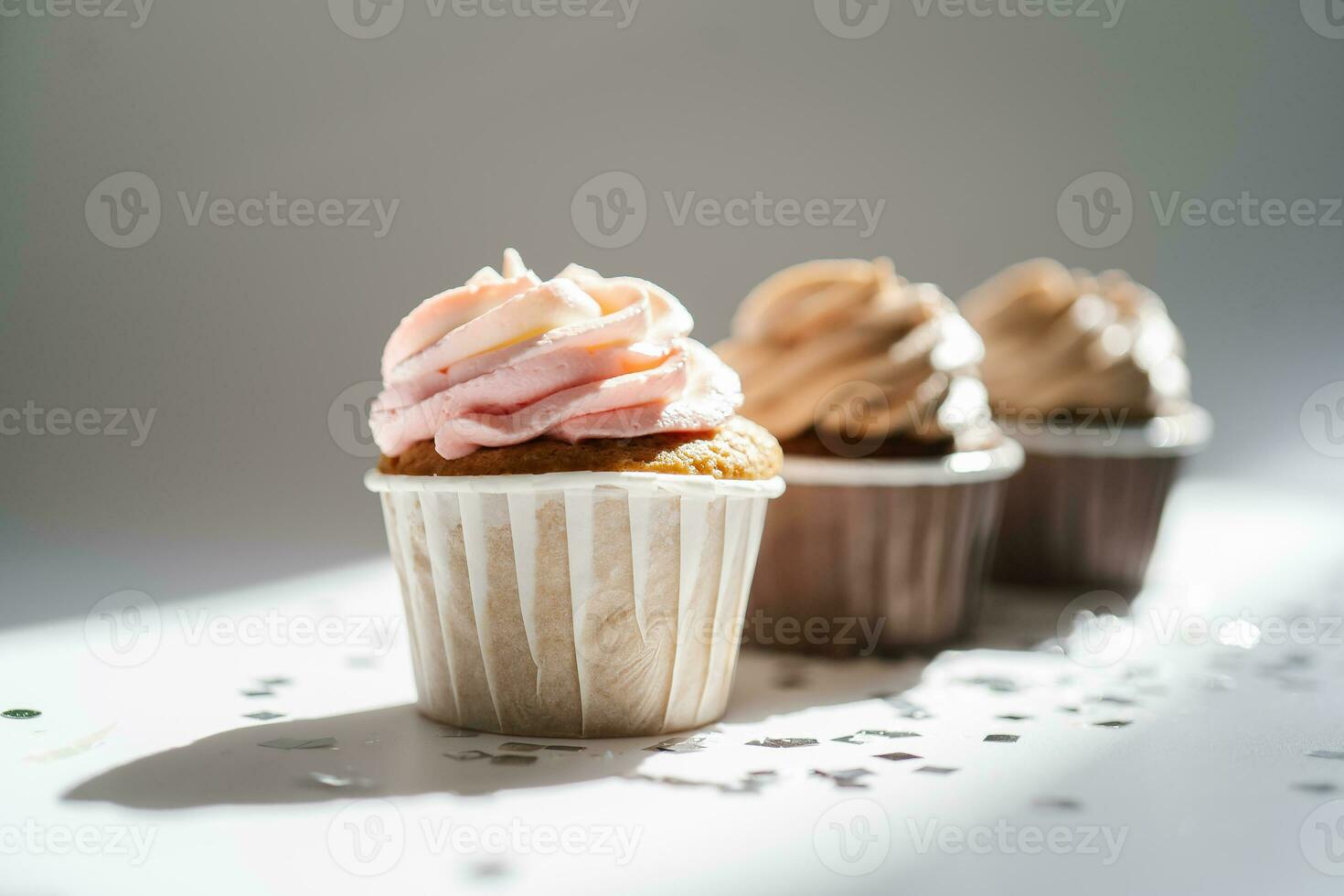 Cupcakes auf ein Weiß sonnig Hintergrund mit ein Schatten. foto