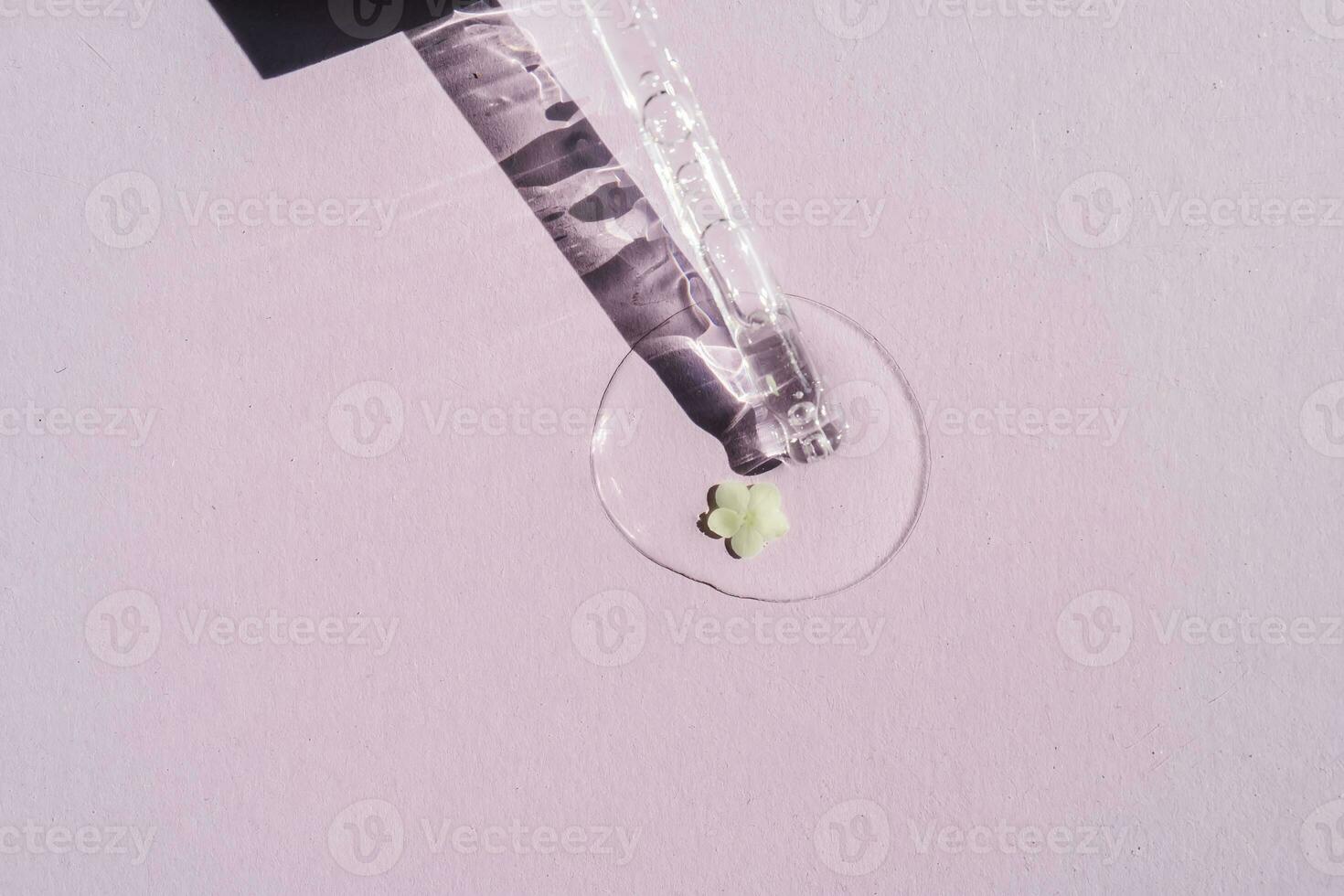 ein kosmetisch Produkt fließt aus von ein Pipette mit Blasen. foto