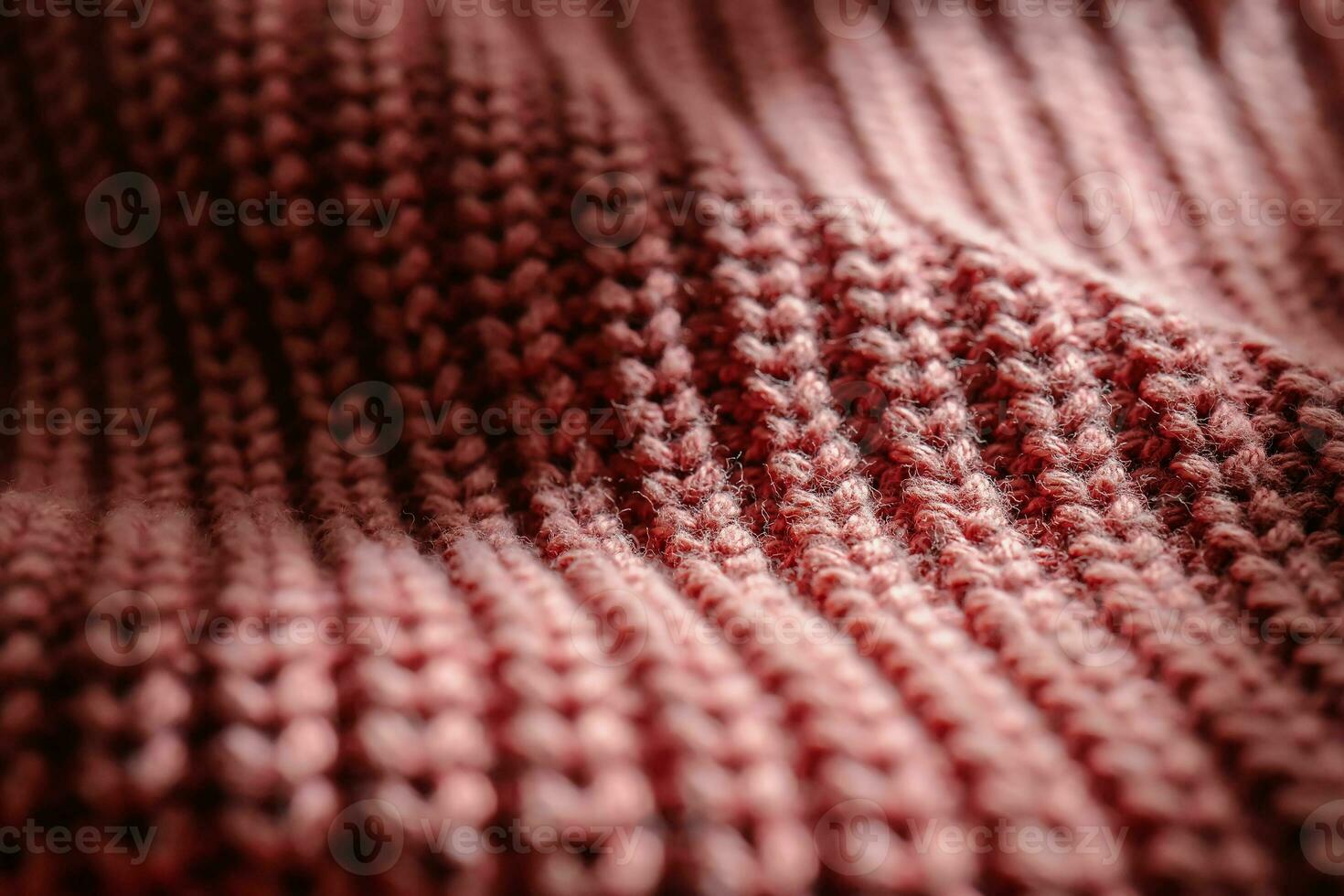 gestrickt Textur von ein Rosa Sweatshirt oder Schal Nahansicht. foto