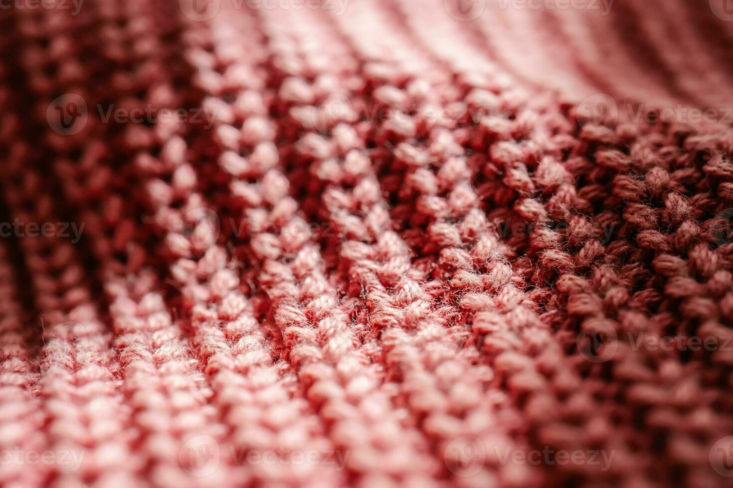 gestrickt Textur von ein Rosa Sweatshirt oder Schal Nahansicht. foto