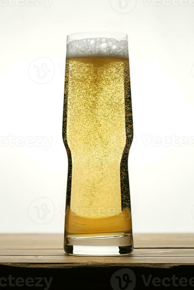 golden Bier mit Luftblasen im ein transparent Glas. foto